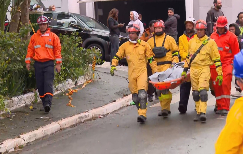Bombeiros encontram corpo de criança após desabamento de prédio na Penha; seis pessoas morreram
