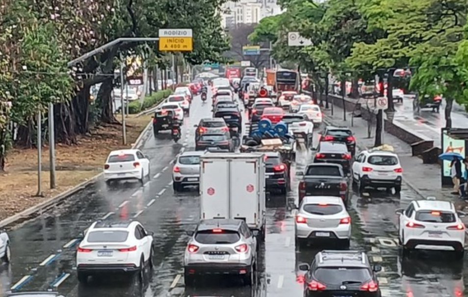 Chuva provoca 537 km de congestionamento em São Paulo; Zona Norte registra 107 km de lentidão