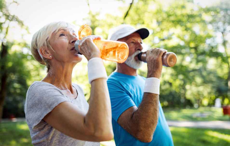 Calor e qualidade do ar exigem cuidados especiais com idosos; saiba reconhecer os sinais de desidratação