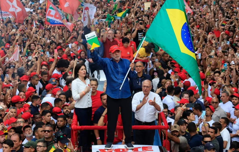 LULA É REELEITO E CONQUISTA QUARTO MANDATO PRESIDENCIAL