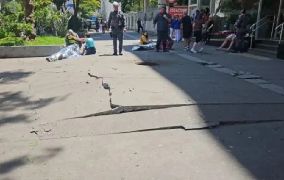 Explosão em bueiro na Avenida Paulista deixa três pessoas feridas