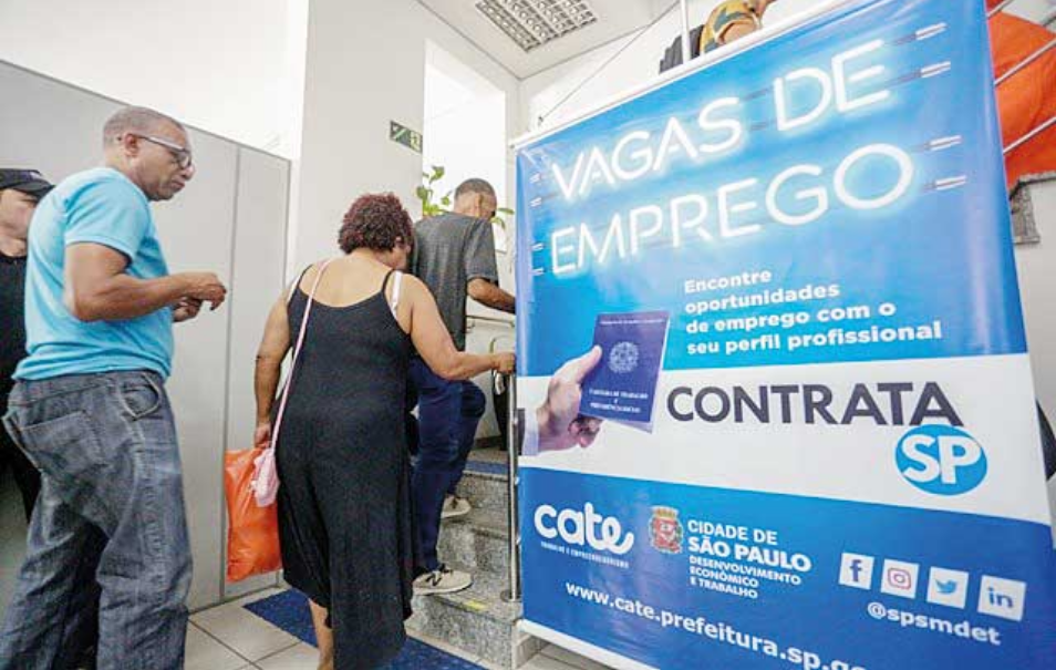São Paulo realiza mutirão de emprego com mais de 200 vagas para profissionais 50+