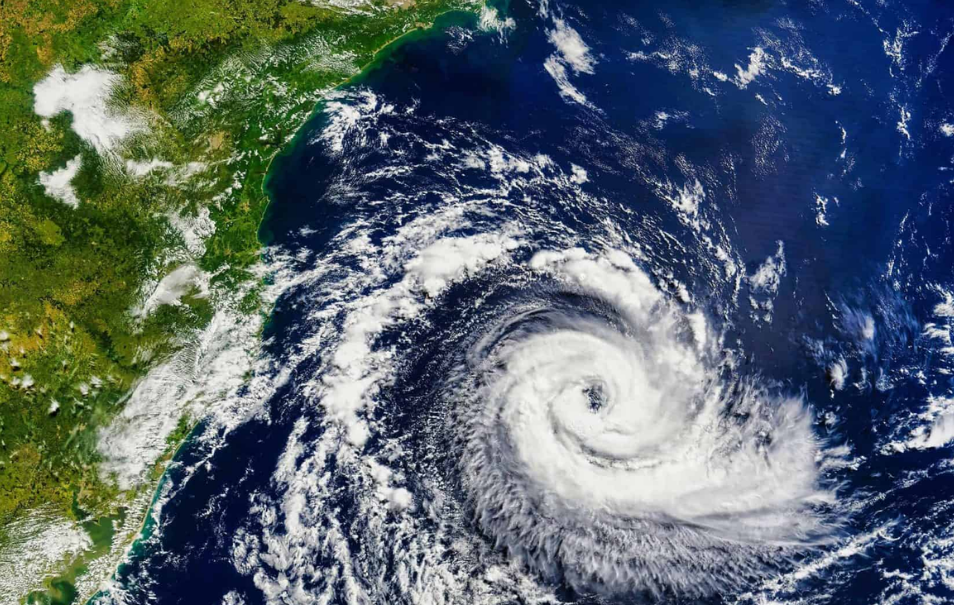 Ciclone extratropical forma espiral gigante no Atlântico Sul e provoca alerta para ventos fortes e ressaca no litoral brasileiro