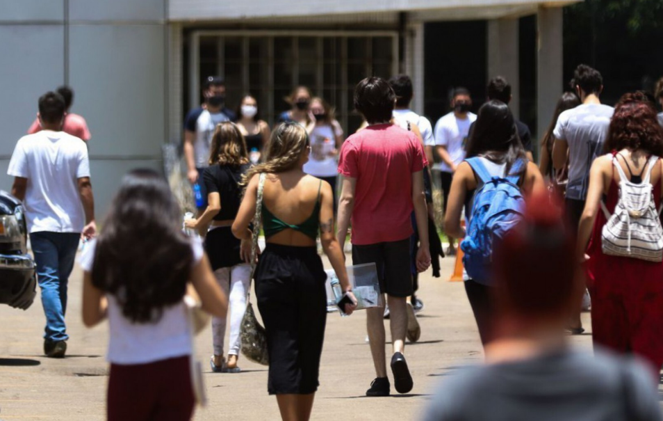 Mulheres são quase 64% dos inscritos no Enem 2026