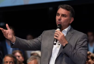 Flávio Bolsonaro muda posição e anuncia voto a favor do fim da escala 6x1