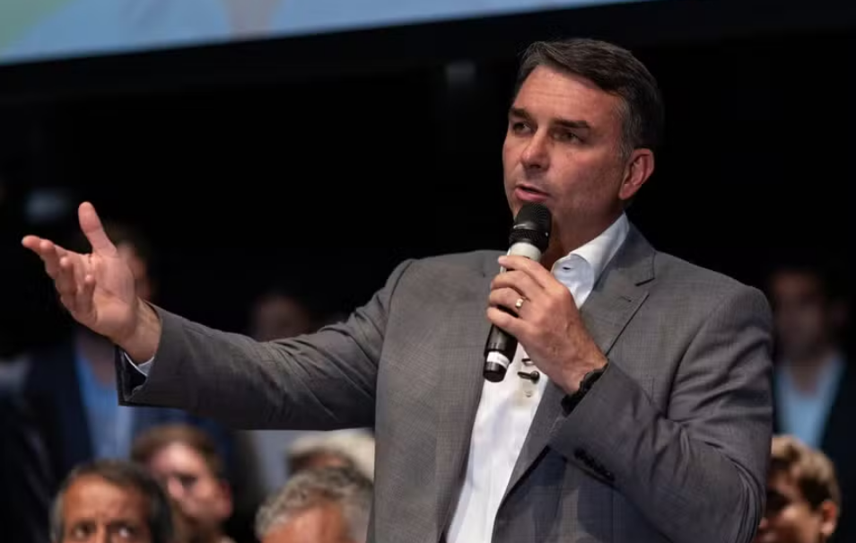 Flávio Bolsonaro muda posição e anuncia voto a favor do fim da escala 6x1